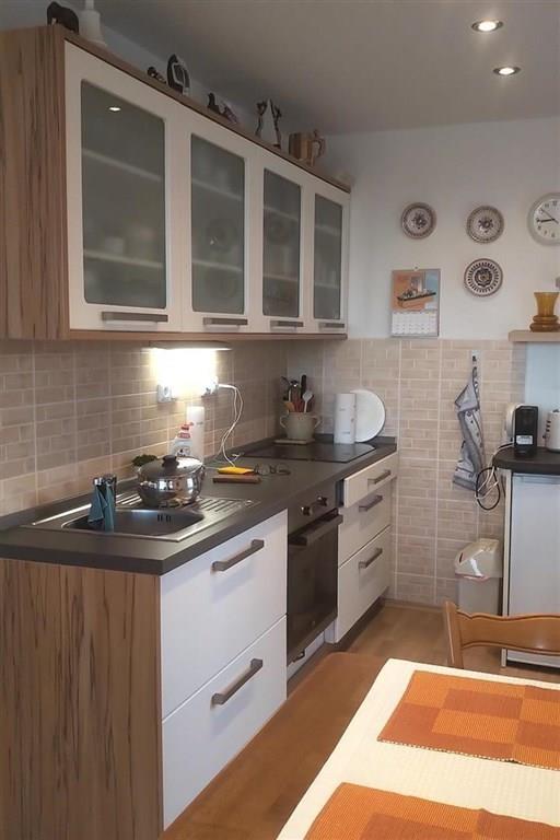 FOTO - Nabízím k prodeji byt v družstevním vlastnictví o velikosti 2+kk+koupelna a WC+zasklená lodžie+komora+sklep v centru Mělníka.